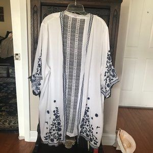 CRYSTAL & VIOLET: WHITE WITH BLUE EMBROIDERY OPEN FRONT CAFTAN SIZE 2X